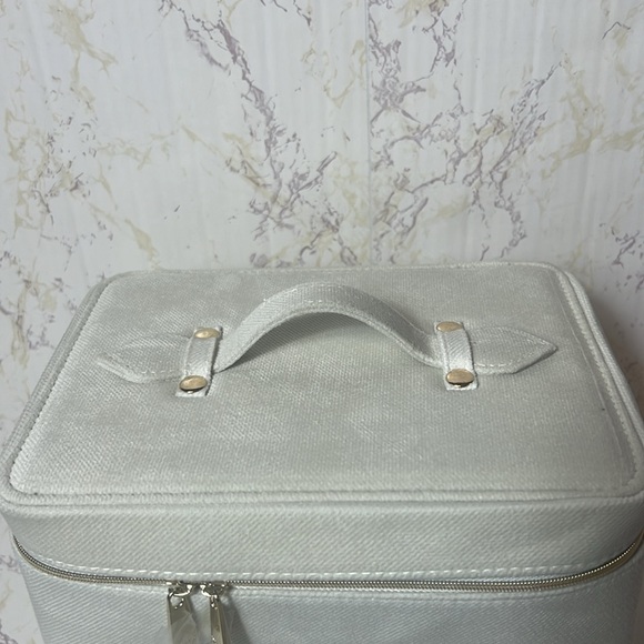 NEW - DIOR WHITE AND GOLD MAKE UP VANITY KIT - Picture 5 of 11